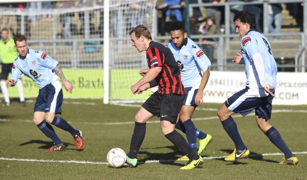 Leute spielen mit einem Fußball.