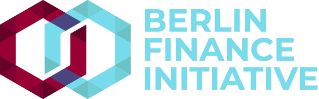 Logo der Berlin Finance Initiative mit einem blauen Kreis mit weißer Umrandung und einem weißen "B" in der Mitte, umgeben von einem weißen Ring mit einem blau-weißen Karomuster, vor einem weißen Hintergrund mit fetter schwarzer Schrift, die "Berlin Finance Initiative" lautet.