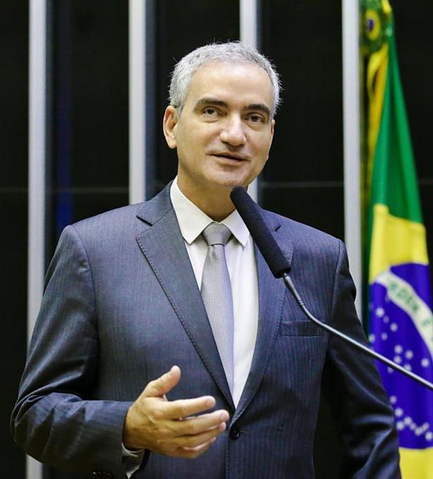 Ein Mann im Anzug spricht an einem Podium mit einer brasilianischen Flagge im Hintergrund, wahrscheinlich zur Suspendierung von Präsident Michel Temer.