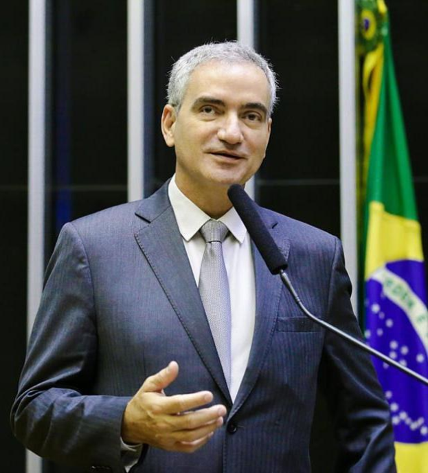 Ein Mann im Anzug spricht an einem Podium mit einer brasilianischen Flagge im Hintergrund, wahrscheinlich zur Suspendierung von Präsident Michel Temer.