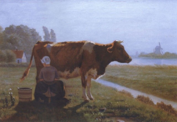 Eine Frau melkt eine Kuh auf einer grünen Wiese, mit einem Haus, einer Windmühle und einem Gewässer in der Ferne unter einem blauen Himmel.