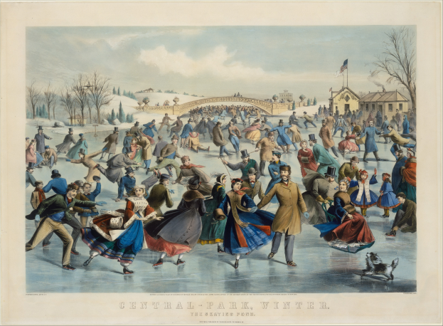 Eine Gruppe von Menschen, die auf einer Eisbahn in Central Park im Winter Schlittschuh laufen, umgeben von Bäumen und Häusern, mit einer Brücke im Hintergrund, bewölktem Himmel und einer Flagge, mit Text am unteren Bildrand.