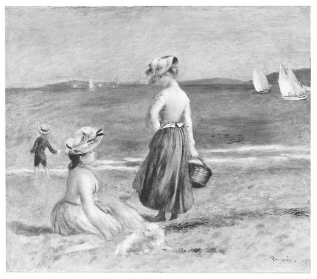 Zwei Frauen und ein Kind stehen am Strand mit einem Hund zu ihren Füßen, Boote auf dem Wasser, Hügel und ein klarer Himmel im Hintergrund, alles in Schwarz-Weiß.