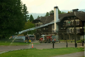 FW Bad Honnef: Auto stürzt Hang in Schmelztal hinab - Person gerettet