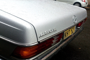 Ein Mercedes-Benz-Fahrzeug auf einer Straße neben einem anderen Fahrzeug.