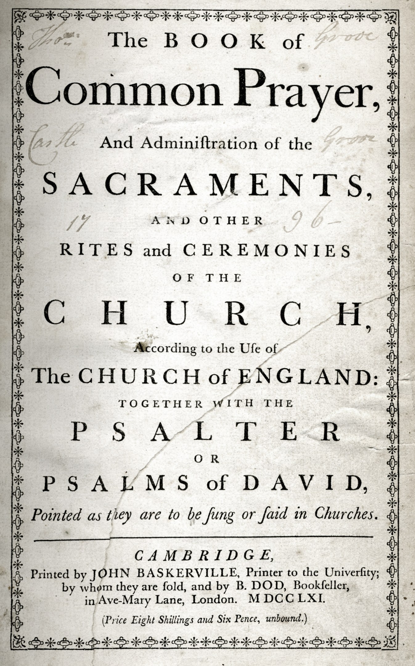 Ein abgenutztes, offenes Buch mit dem Titel "The Book of Common Prayer and Administration of the Sacraments, Rites and Ceremonies of the Church of England", das eine Seite mit schwarzer Tinte zeigt.