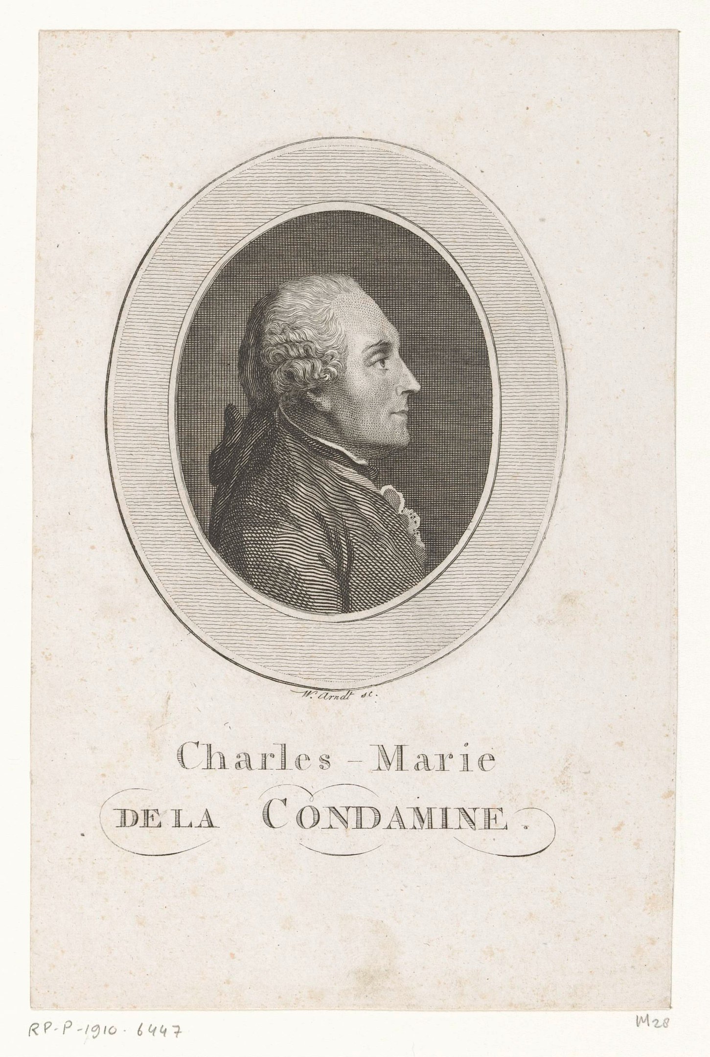 Porträt von Charles Marie de la Condamine, einem französischen Komponist, in einem weißen Hemd und schwarzer Fliege mit verschränkten Händen, ernster Miene und konzentriertem Blick.