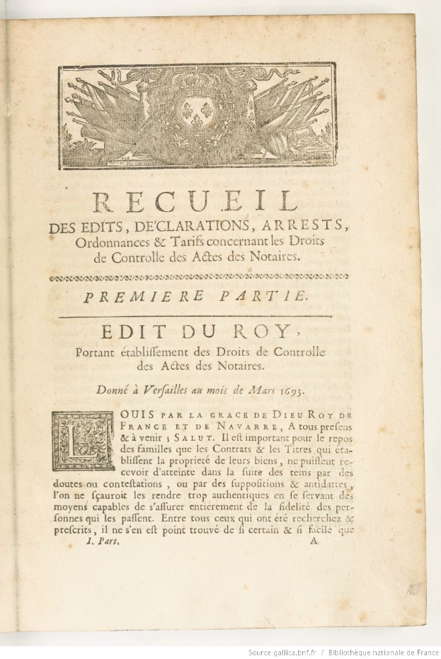 Offenes Buch mit dem Titel "Recueil des Edits, Declarations, Arrests, Ordinances & Tarifs Concentrantes des Droits de Controlles des Actes des Notaires" aus dem Jahr 1793, das eine Zeichnung auf der offenen Seite zeigt.