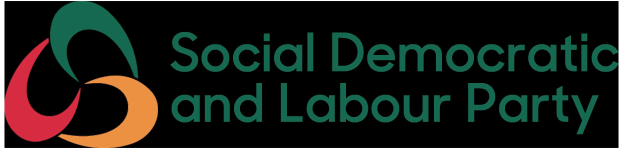 Weißer Hintergrund mit mittig gesetzter fetter schwarzer Schrift "Sozialdemokratische Partei Deutschlands" in einer modernen, professionellen Schriftart, umrandet von einem schmalen schwarzen Rand.