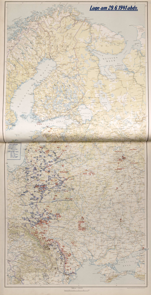 Ein altes Buch mit einer detaillierten Europakarte auf dem Cover, die geografische Merkmale wie Flüsse, Berge und Städte zeigt, begleitet von Text, der Orte und Details benennt.