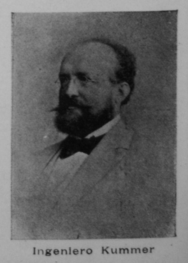 Schwarzes und weißes Porträt eines bärtigen Mannes in einem Blazer und Brillengläsern mit Text unten, der "Ingenlero Kummer, der Gründer der deutschen Revolution" lautet.