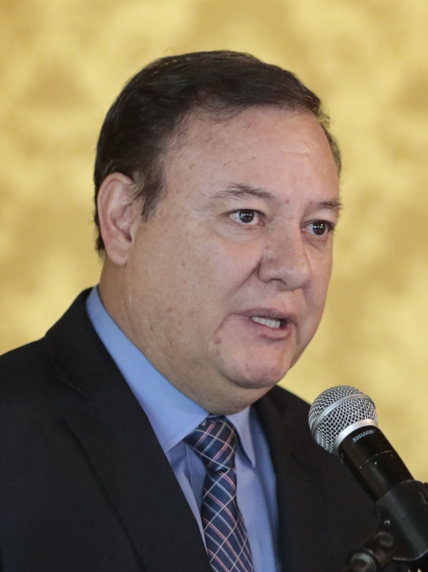 Ein Mann im Anzug und mit Krawatte, der in ein Mikrofon spricht und als Generalstaatsanwalt identifiziert wird.