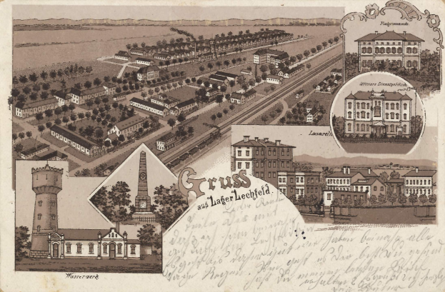 Eine sepiafarbene Postkarte mit einer Stadtansicht, die Gebäude, Bäume, Straßen und einen prominenten Turm zeigt, sowie handgeschriebene Texte.