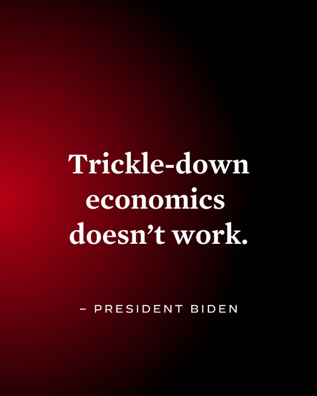 Ein Plakat mit fetter, schwarzer Schrift, das "Trickle-Down Economics Doesn't Work" auf einem weißen Hintergrund zeigt, eingerahmt von einem schmalen schwarzen Rand und begleitet von einem Zitat des Präsidenten Biden.