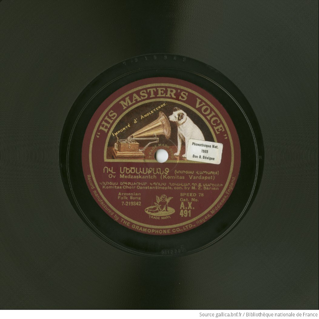 Schwarze Vinyl-Schallplatte mit einem kreisförmigen "His Master's Voice"-Label, das von einem schwarzen Rand umgeben ist.