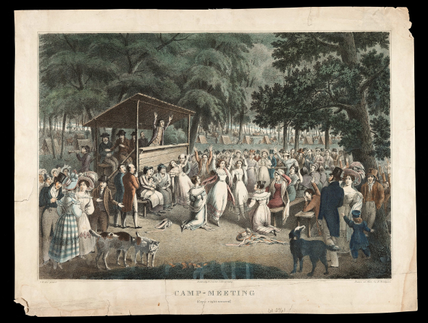 Eine Gruppe von Menschen versammelt sich in einem Park, einige sitzen und einige stehen, mit Bäumen im Hintergrund und einer Hütte im Vordergrund; Text unten lautet "Camp Meeting".