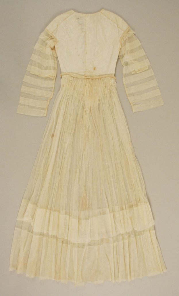 Ein weißes, langärmliges Kleid mit einer gerafften, bodenlangen Schleppe auf einem weißen Hintergrund, das eine hohe Taille, voluminösen Stoff und einen dezenten Schimmer aufweist.