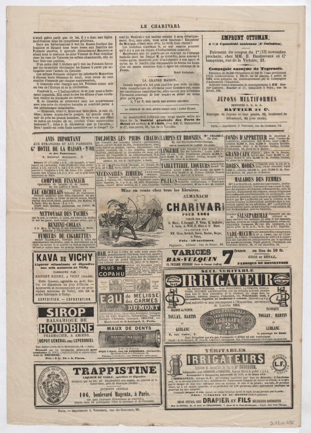 Alte Zeitung mit mehreren Anzeigen mit Text und Bildern.